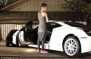 Illustration for article titled Meghalt egy paparazzo miközben Bieber Ferrariját próbálta lefotózni
